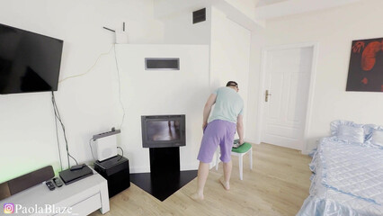 Заказала специалиста по ремонту интернета, но и писю полизать тоже надо