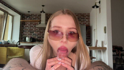 Молодая девка классно сосет мне член в солнцезащитных очках