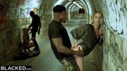 Порно сборник межрассового секса в публичных местах